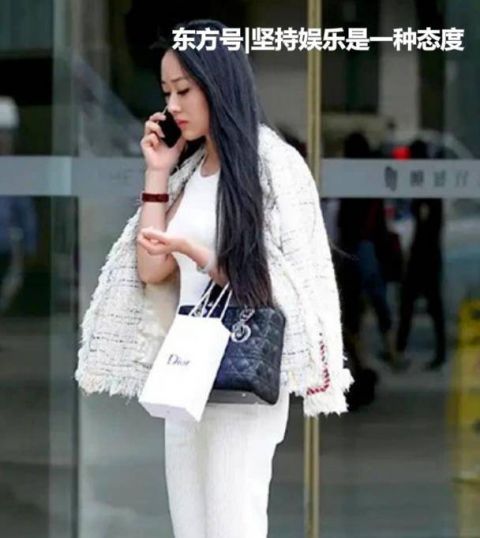  『风范』街拍：仪静体闲的美女，一条白色的连衣裙，时尚女性风范