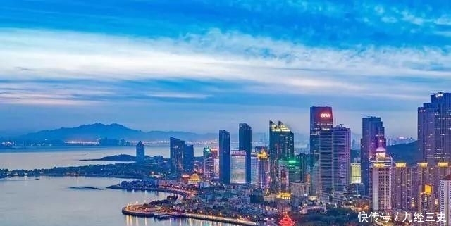  「GDP」目前我国十六座GDP超1万亿元的城市中，哪座城市的地均GD