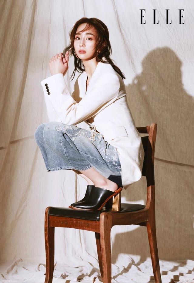 「气质」张钧甯港版刊物封面大片,淡淡妆感搭配卷发,明媚清新的优雅气质