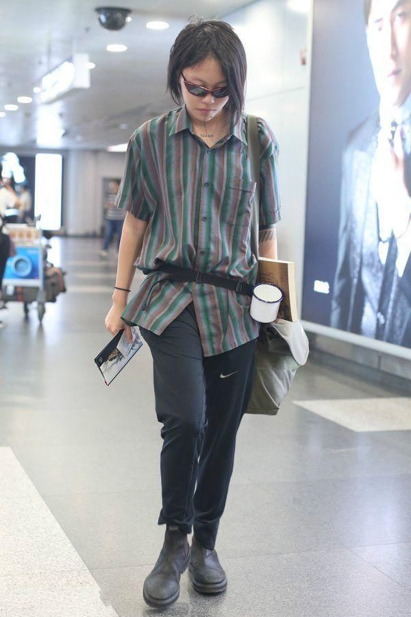 窦靖童背着瓷缸频频出镜，网友:欣赏不了你的穷酸范儿!