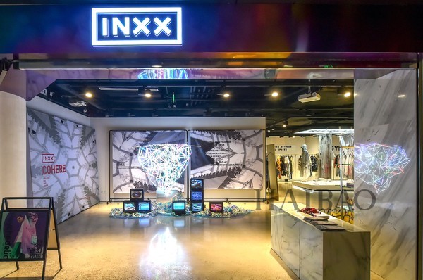 刘柏辛、黄靖翔现身INXX COHERE概念店
