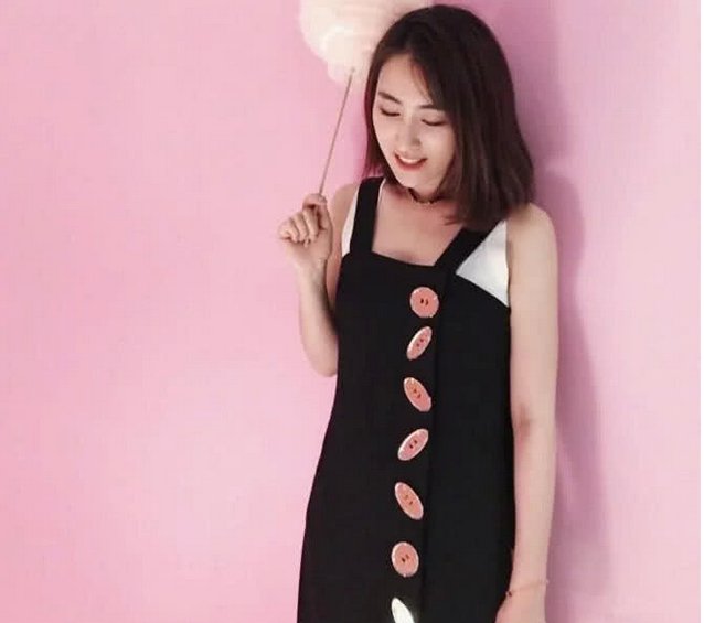 马苏穿吊带很美，却意外被她的扣子抢镜头，网友看后笑得肚子痛!