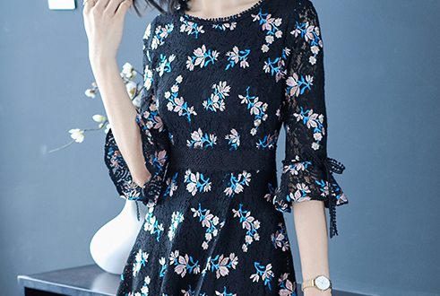 时尚蕾丝裙+丝袜，洋气减龄有韵味，惊艳全场，美爆了