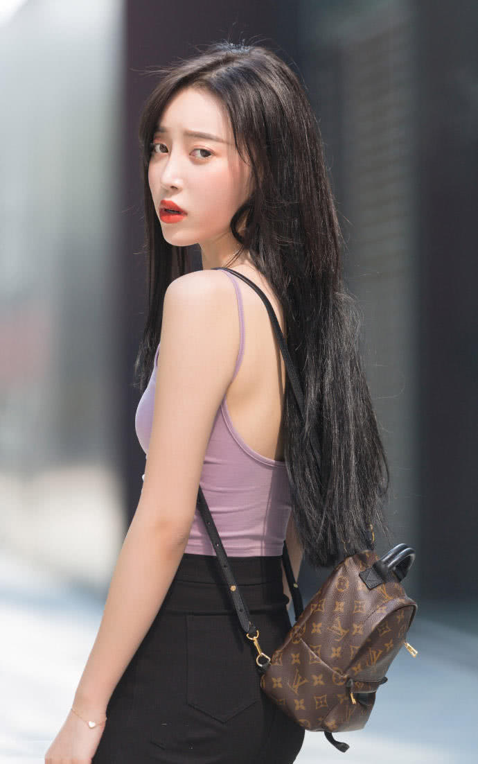 性感小姐姐吊带低胸装搭配紧身热裤，大秀玲珑有致的身材十分性感