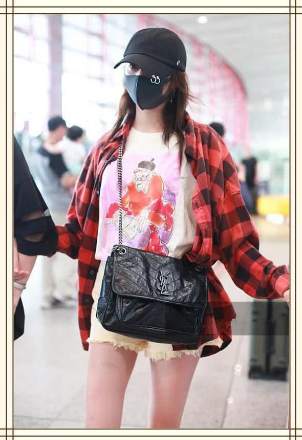 关晓彤真拼！这么的长腿还穿如此短的热裤，网友：难怪一直用包挡