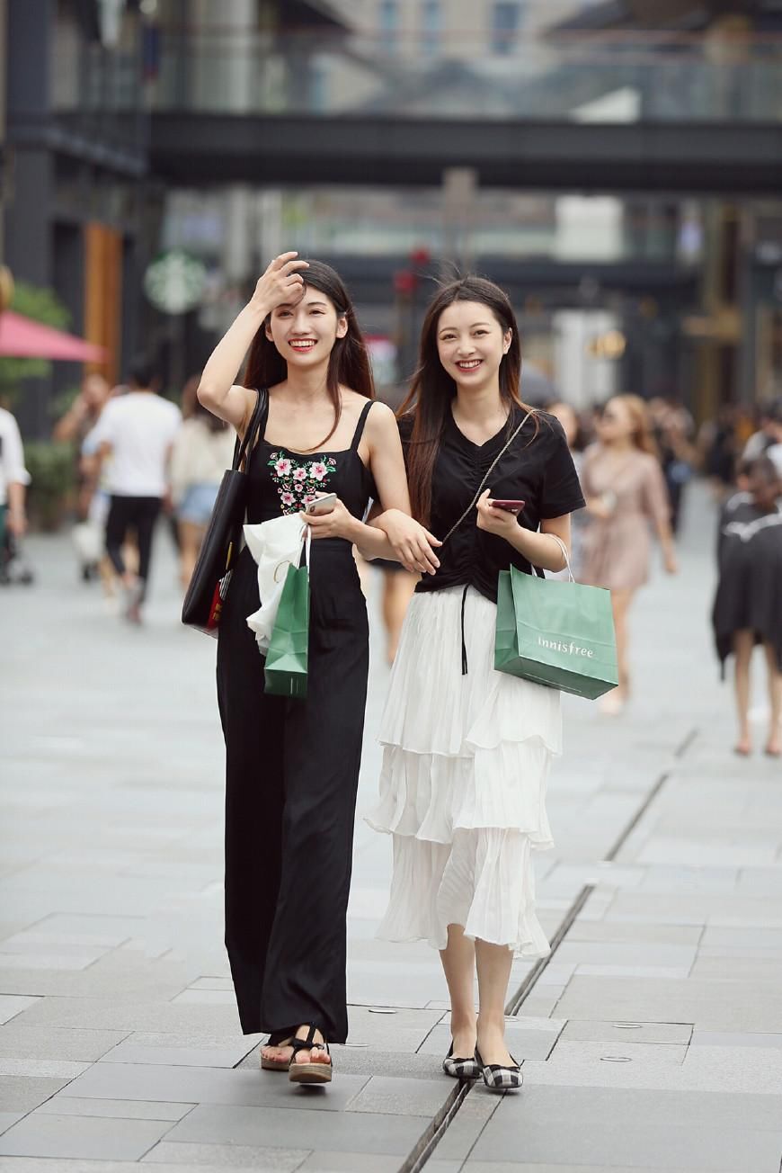 街拍:图1清纯可人,图4美女只是撩了一下头发,让人心都化了