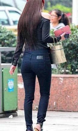 简约时尚的牛仔裤，成为了追求时尚的姐姐们，最普遍的穿搭