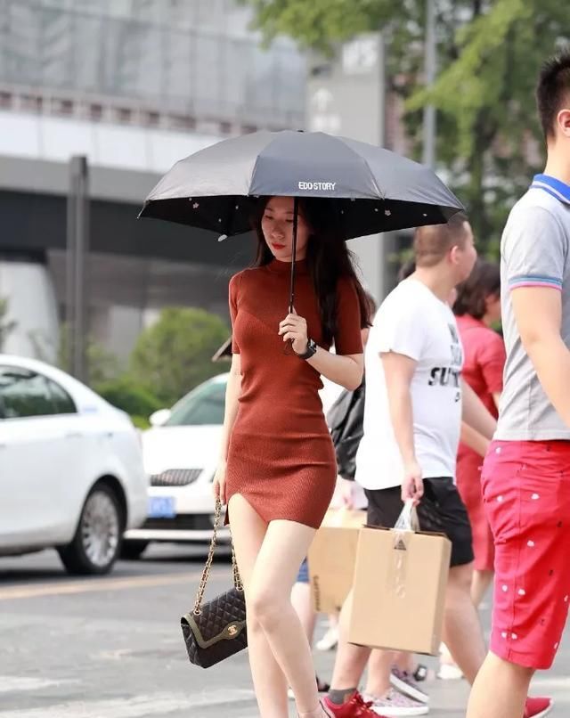  『下半身搭配』穿连衣裙,成熟的美女喜欢搭配高跟鞋,气质会显得更优雅