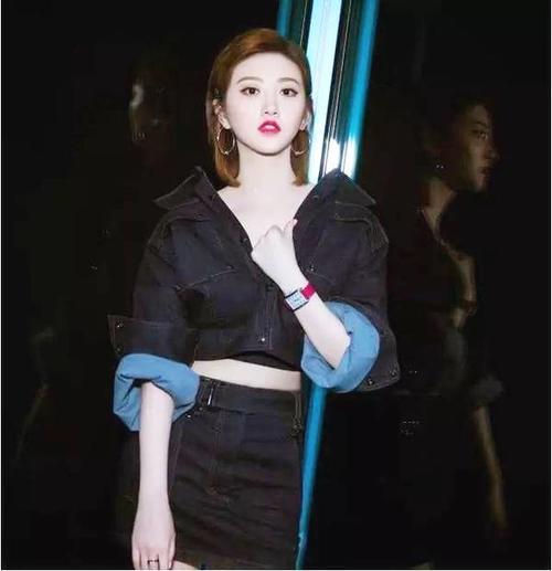 景甜穿运动包臀裙露出半截安全裤，这时尚真的有点难懂！