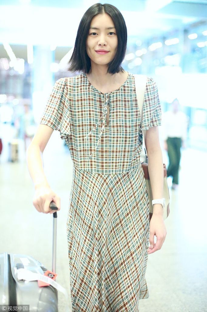 刘雯hold格子裙穿越成80年代大学生 撩发露酒窝气质清新脱俗