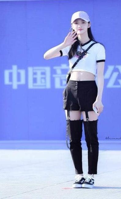 鞠婧祎周洁琼同穿露腰装, 身高相差7厘米, 差别居然这么大!