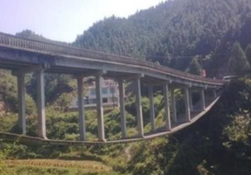 中国最怪的桥，设计师仅初中文凭！桥墩悬空30年都不垮，全球仅4