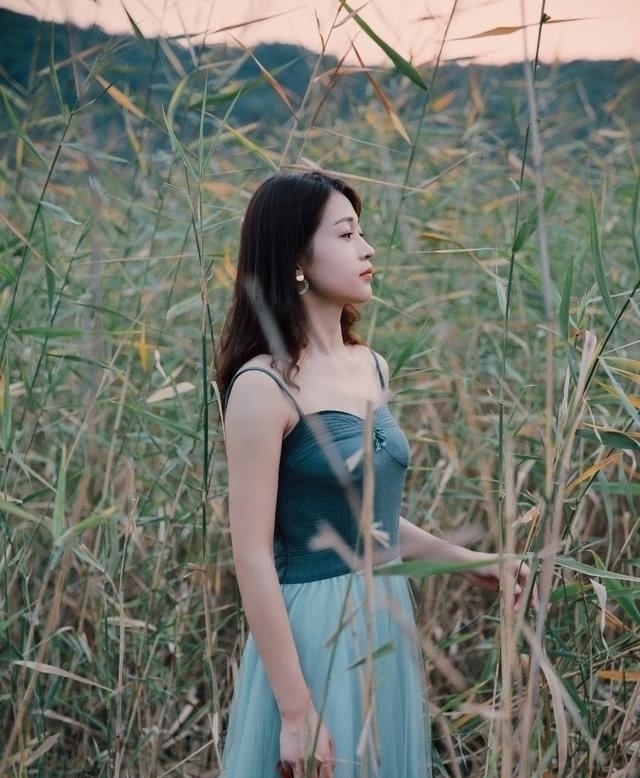 『生活』街拍美女:一袭连衣裙,天生丽质,融入自然的甜美与优雅!