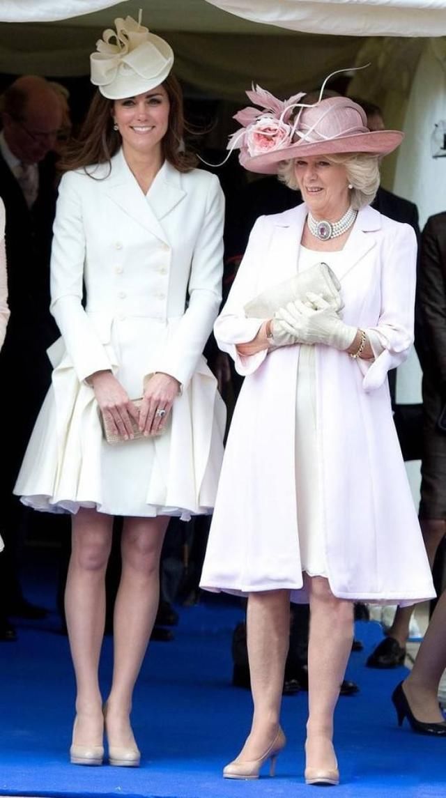 卡米拉和凯特王妃一样节俭，一套白色圆点连衣裙一周内穿了两遍！