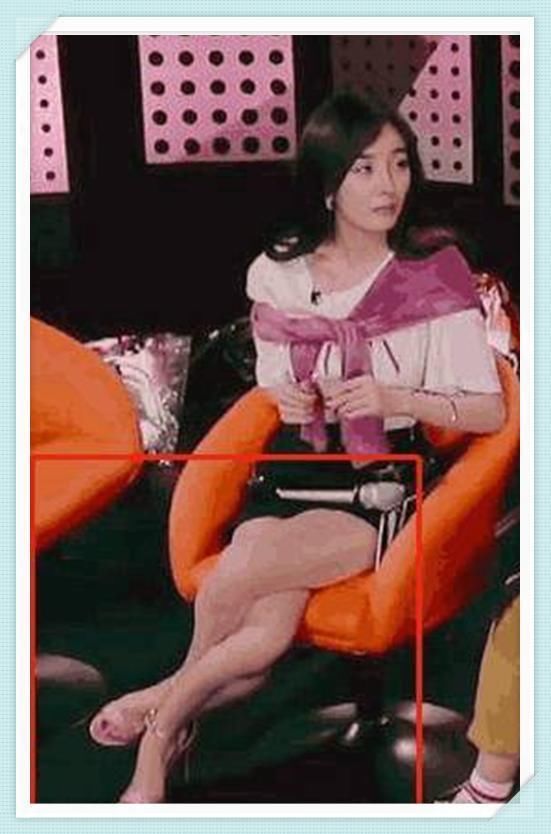 看了杨幂的坐姿，再看看林志玲，网友：优雅和粗俗的差距一目了然