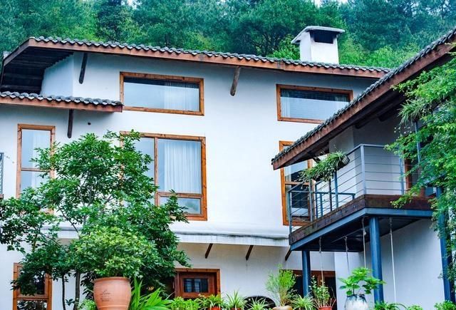  城里人■等我老了，就在乡下买个带院子的房子，每天喝茶赏花，