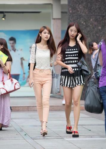 路人街拍，甜美气质小姐姐，穿着文静温柔，令人心动！