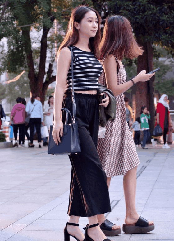 街拍：上瘦下宽的“梨形”身材，包臀裙给小姐姐加分不少!