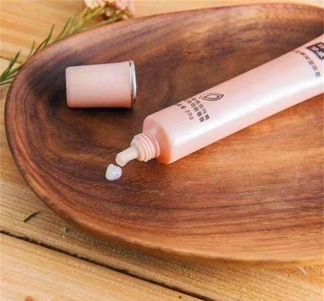 很多女性都“瞧不起”超市里2块钱的它，睡前擦一擦，完爆玻尿酸
