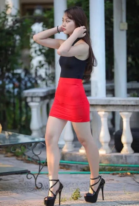 轻熟范小姐姐红色包臀裙秀身材，丰腴的臀线尽显成熟之美，摇摆的