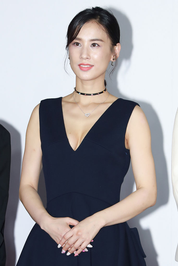 黄圣依穿深V短裙坐姿谨慎