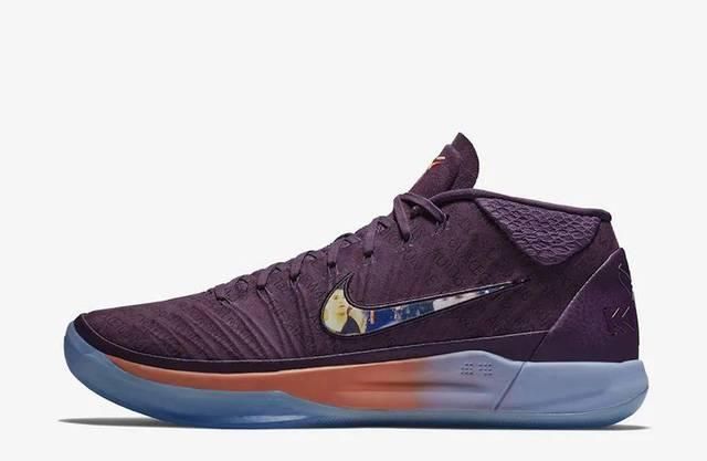  『竟然』德文·布克晒超帅 Kobe 球鞋！竟然还有配套竞速车！
