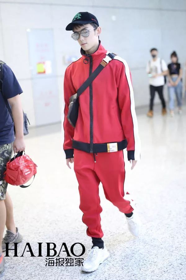 李小璐高调复出靠母女装扮嫩?刘雯一裤两穿太会搭…【海报街拍】