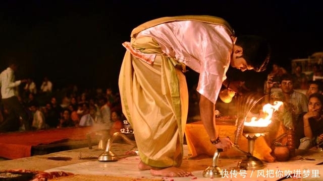 恒河夜祭，一场赞美河神的不变传奇，古老震撼不论风雨持续数百年