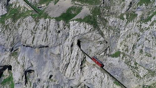 世界上最陡峭的铁路,车身的一半在悬崖外,游客都怕掉下去!