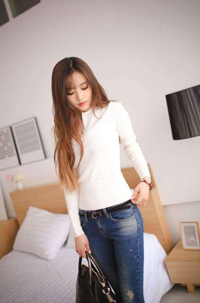 修身紧身牛仔裤，显美女凹凸身姿，清新淡雅女人味十足