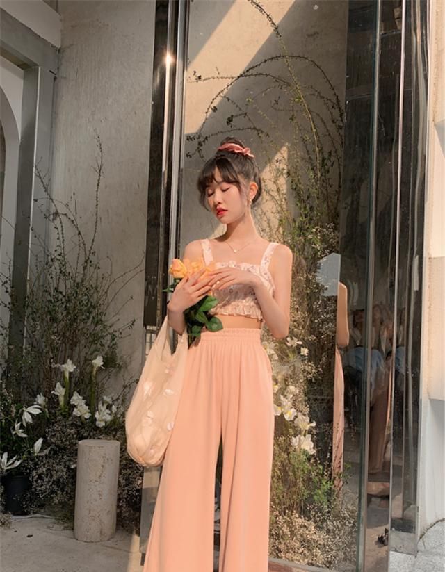  [复古]过气的阔腿裤不要穿了,2020年流行这条裤子,复古显瘦有档次