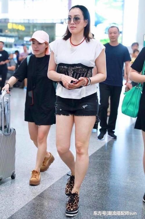 街拍：图1钟丽缇“蕾丝腰封”亮了，身材胖了好多！图5皮裙美女