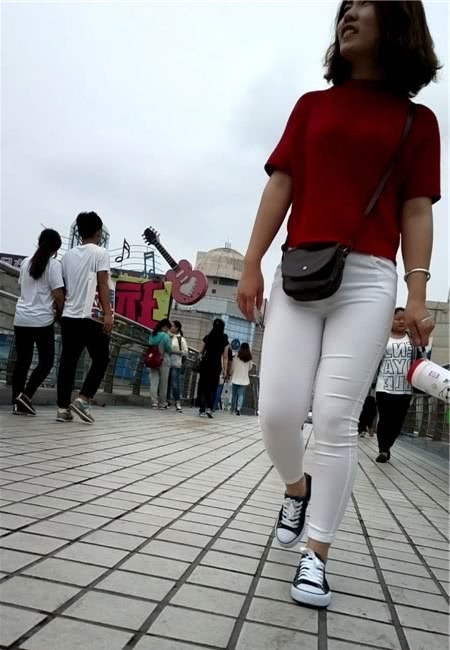 白色紧身裤小姐姐双腿丰腴，臀部圆润，红色的上衣显出娇艳动人的