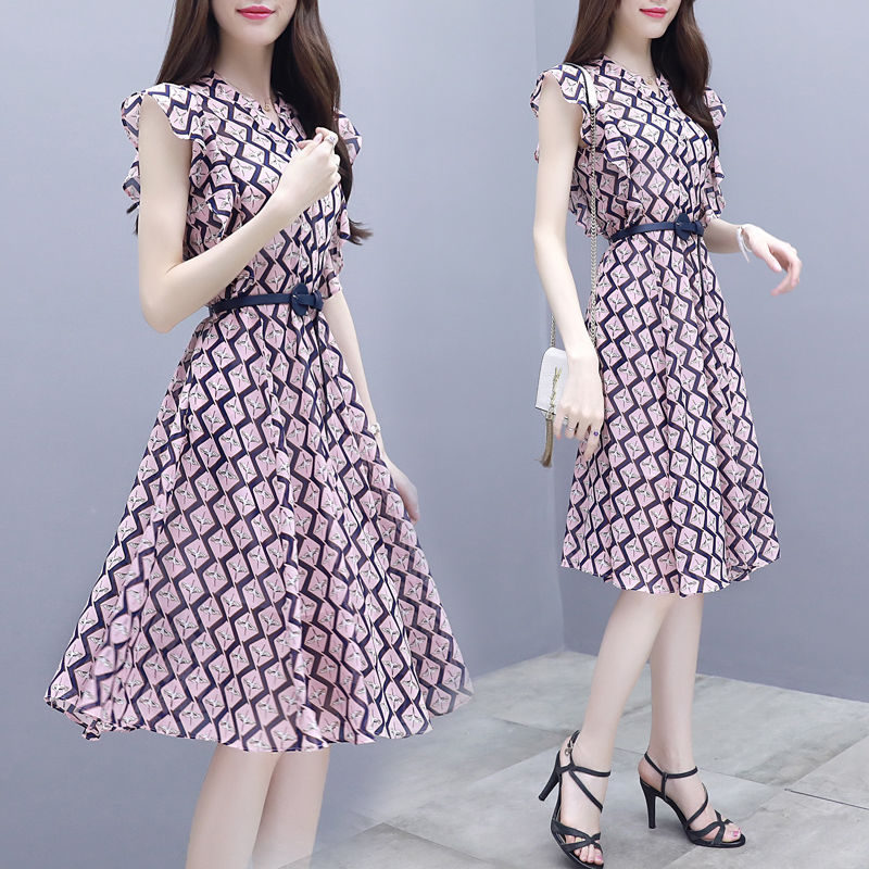 赶紧一饱眼福!丰满女人穿这样的素雅裙，堪称完美，性感又迷人