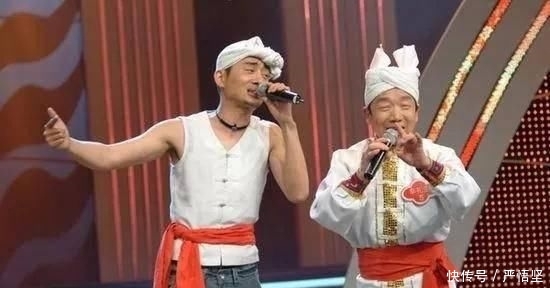 『依旧』51岁阿宝穿7年前演出服唱新歌,依旧比不过披上大衣的朱之文?