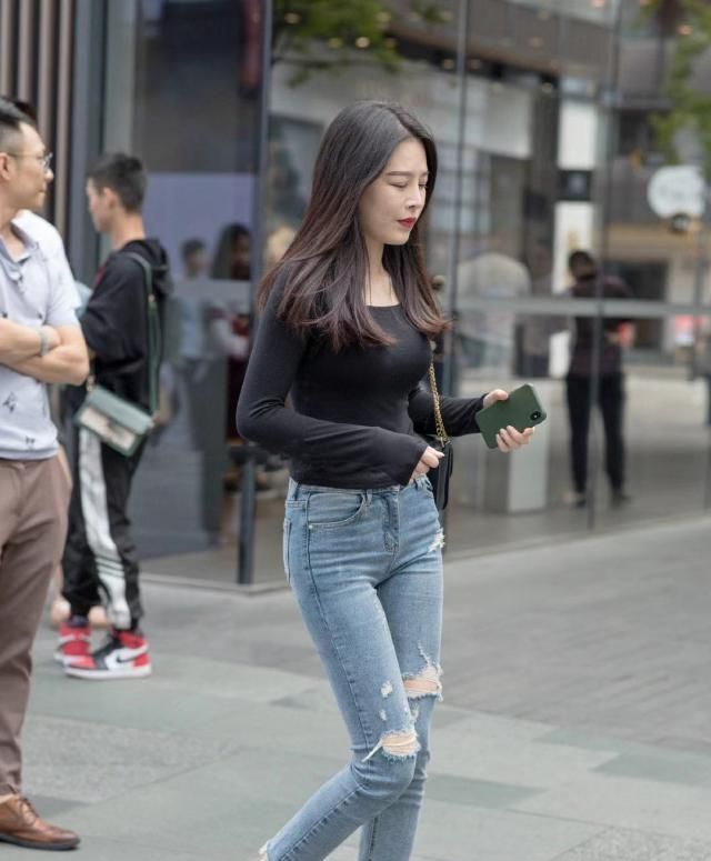  『明媚』街拍明媚妖娆的美女,一件花色连衣裙外搭白色开衫,女人味十足