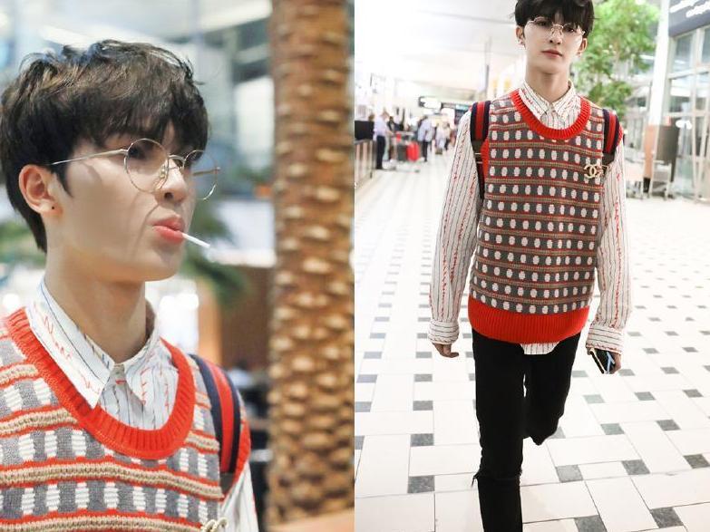 朱正廷穿针织背心, 吃棒棒糖背小书包, 网友评论: 幼稚鬼!