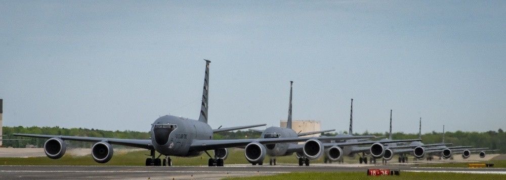 KC-135:不好意思,加油机岗位我要干满100年!