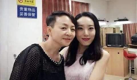  『看中』27岁被周星驰看中，两度力捧不红，为什么鄂靖文是最失败星女郎？