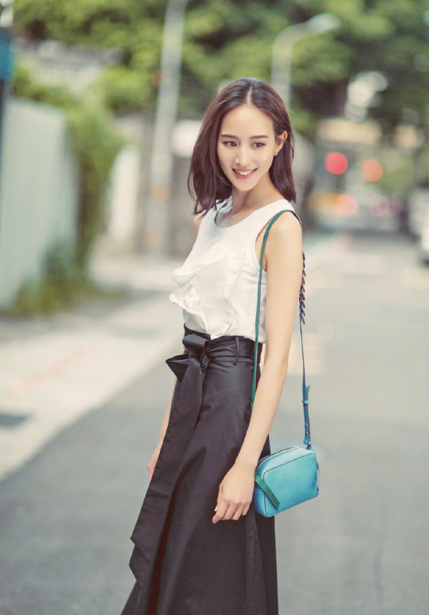 36岁张钧甯身着一袭深V长裙亮相,精致又有女人味