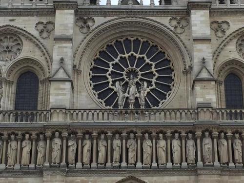 有着800多年的巴黎圣母院遭遇严重火灾，让我们从这些图片里回顾