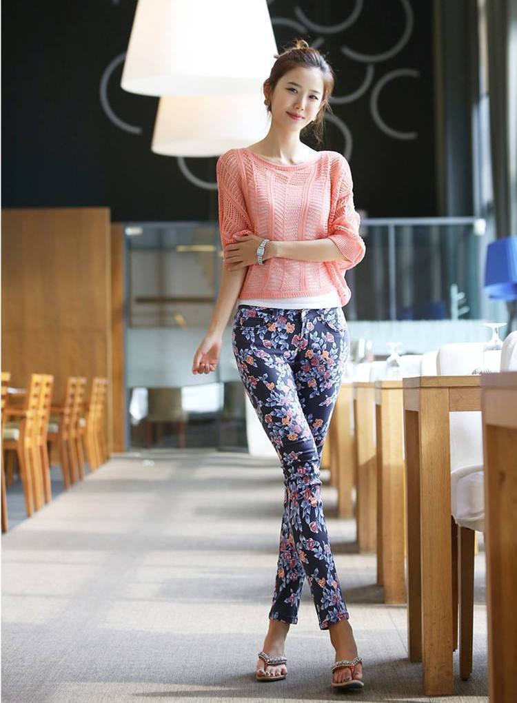 美女:花裤子容易穿成买菜大妈?不一定哦!一起看看时尚美女是咋穿的