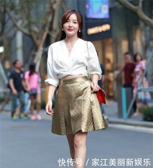 『紧身裤』街拍:美女白色T恤配白色紧身裤,秀出高挑的身材,展现骨感美