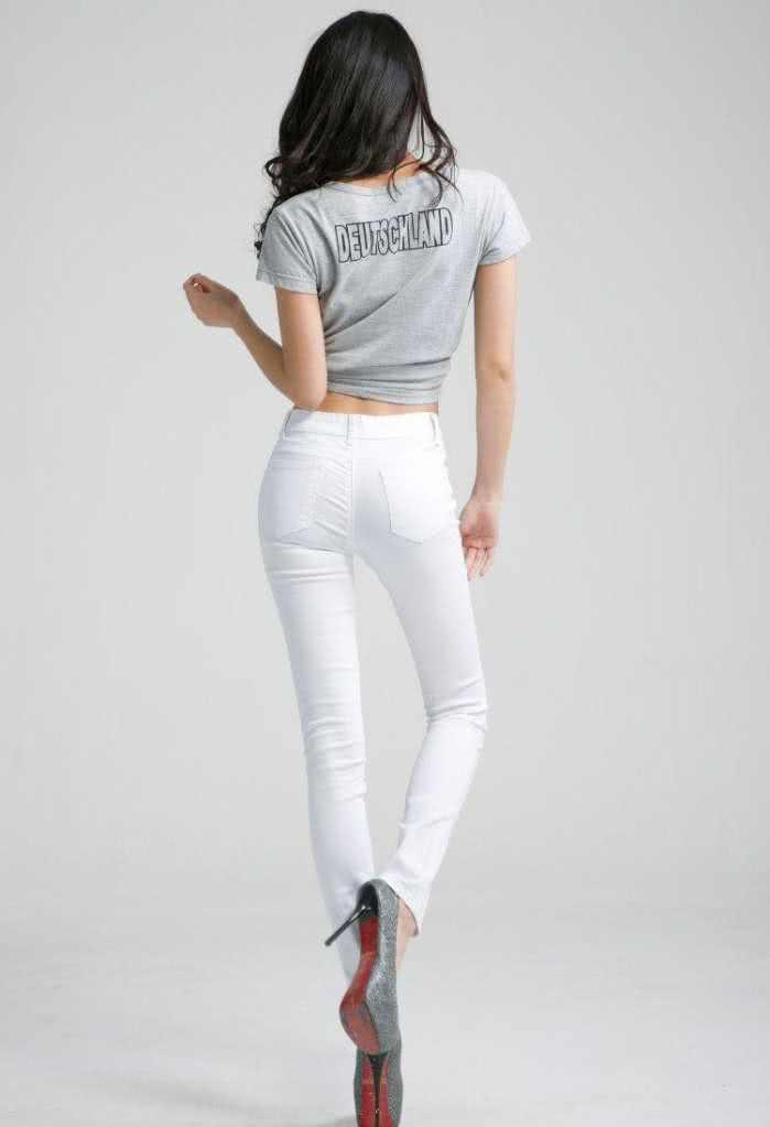 紧身裤充满了迷人的魅力感更显端庄又有韵味,有青春活力的气息