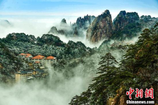 安徽黄山现云海雾凇景观