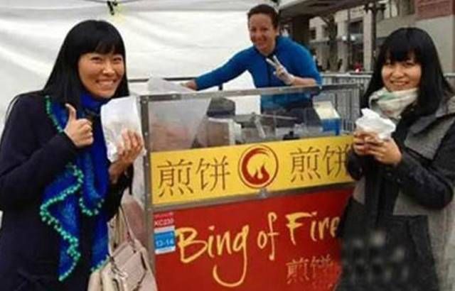美国女孩中国学做煎饼果子,回国后摆摊一年赚