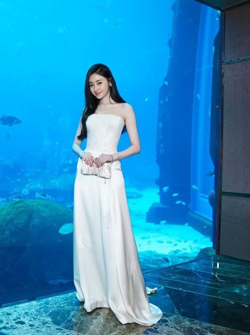 张天爱怎么想的?好好的裙子成了“塑料袋”，竟格外时尚!