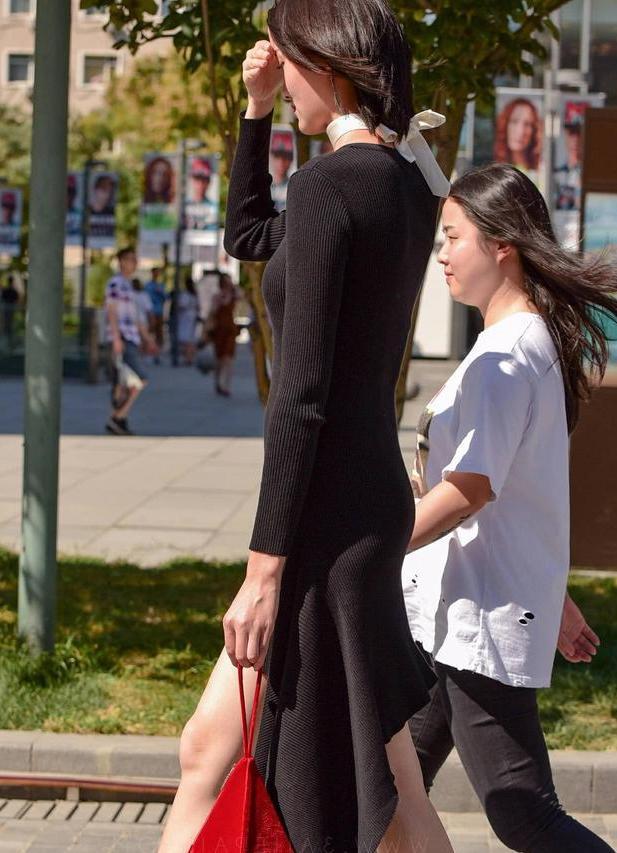 时尚街拍：穿黑色包臀裙的气质美女，身材真好！