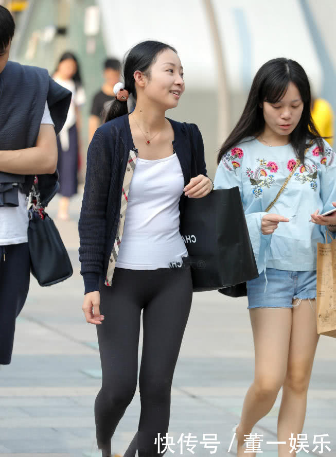 梨涡小姐姐吊带背心搭配紧身裤，十分迷人