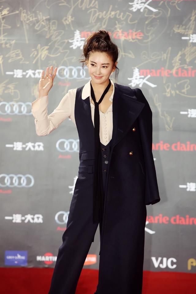 张雨绮豁出去了!鱼尾裙穿得这么紧,还能不能好好走路了?